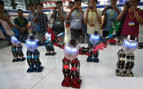 机器人亮相先进制造业机械装备展览会